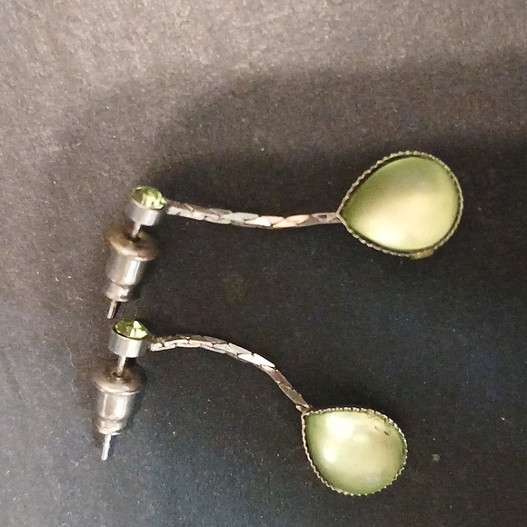 Elegant Green Drop Earrings - Picture 7 of 9